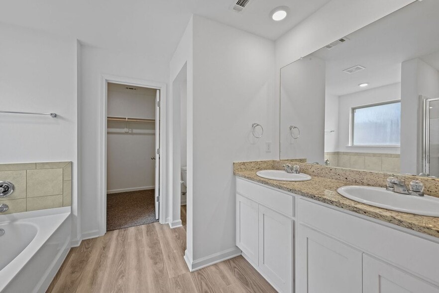 Building Photo - 15820 Loussier Dr