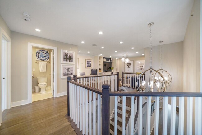 Building Photo - Luxury Fully Furnished 3 Bed 3.5 Bath Townhome in Darlington Ridge