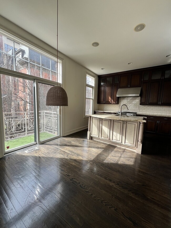 Building Photo - 2008 S Calumet Ave