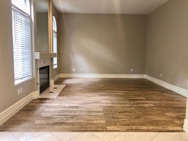 Building Photo - Spacious and beautiful 3 bedroom 2.5 bath ...