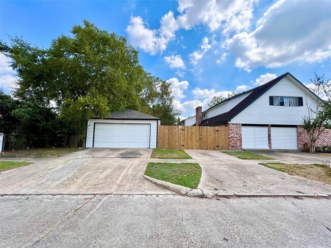 Building Photo - 12230 Fairpoint Dr