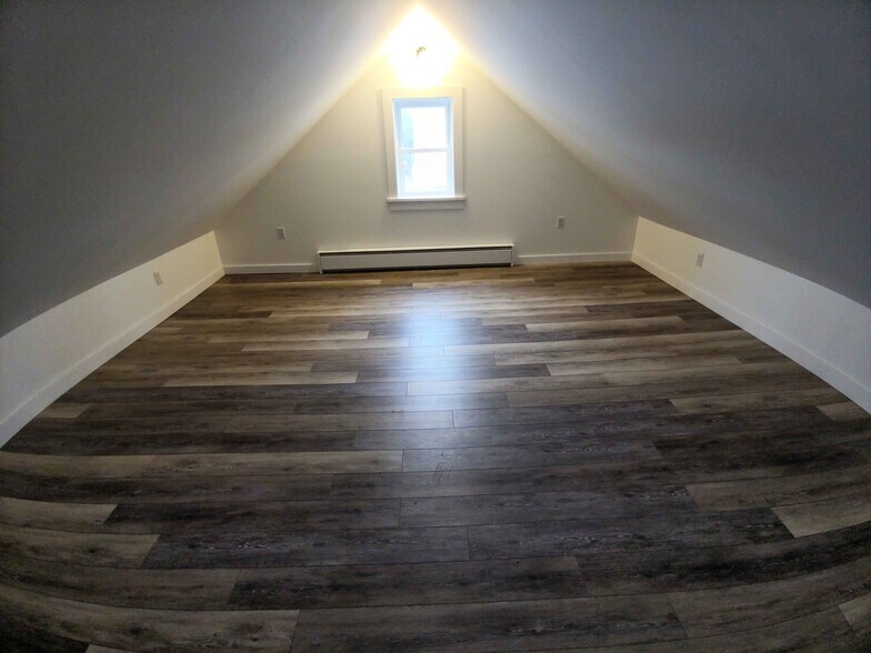 Style G1: 2 bedrooms / 1 bath, historic renovation, exposed beams and vaulted ceilings - 21 Depot St