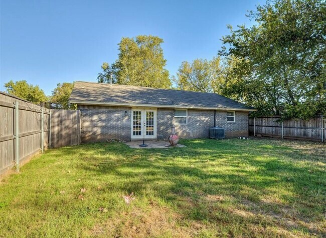 Building Photo - 1218 E Boyd St