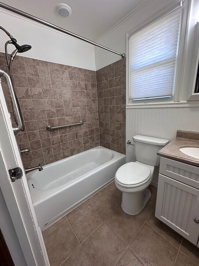 Building Photo - Cape Cod in Middletown 4 bedroom