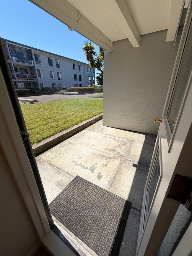 Building Photo - Bright and Sunny Studio With Water View For Rent at the Watergate Community In Emeryville, Ca!!!!