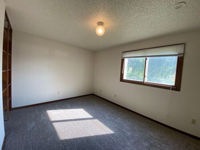 Building Photo - $1,250 | 2 Bedroom, 1 Bathroom Condo | Cat Friendly* | Available for Immediate Move In!
