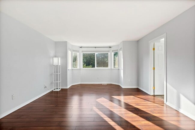 Building Photo - Modern 4-Bedroom Home with 5-Piece Primary...