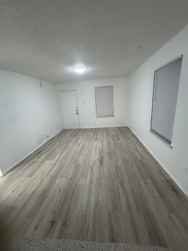 Building Photo - 105 Pine Meadow Dr