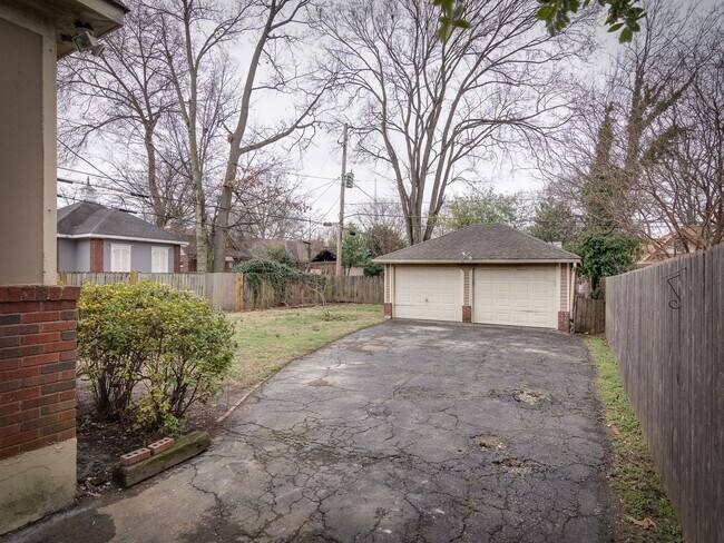 Building Photo - Charming 3BR/1B Conveniently Located Near Rhodes College!