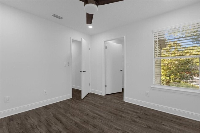 Building Photo - 2580 Grassy Point Dr