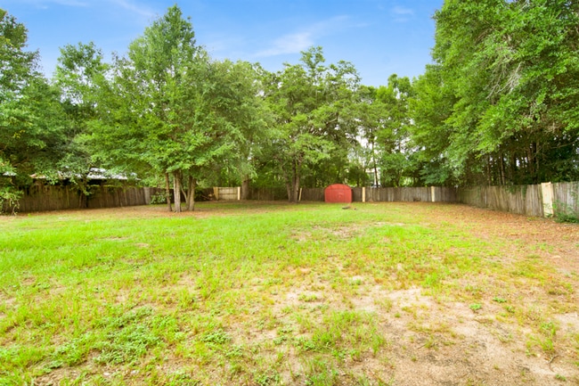 Building Photo - 4 Bed Home with Large Yard