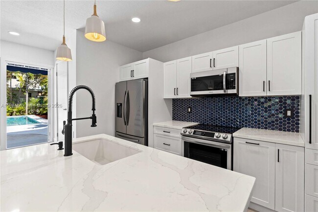 Building Photo - 1345 SW 14th Ave