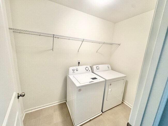 Building Photo - 3 Bedroom paired home with 2 car garage mi...