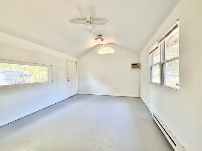 Building Photo - Adorable 3 Bedroom Close to UNCG!