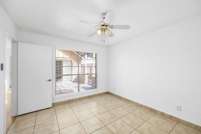 Building Photo - 14014 Briar Pl Dr