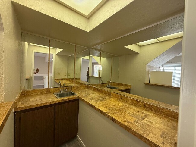 Building Photo - 3 Bed 2.5 Bath Available NOW!!! 2 Car Gara...