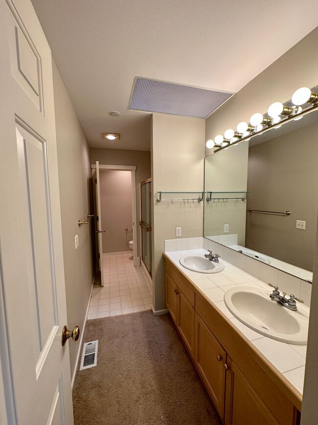 Building Photo - 2Bd/2.5Ba Issaquah Townhouse