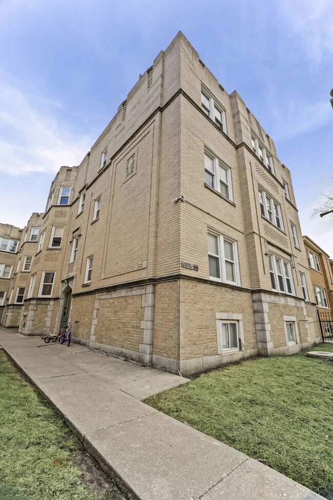 Building Photo - 6319 N Sacramento Ave