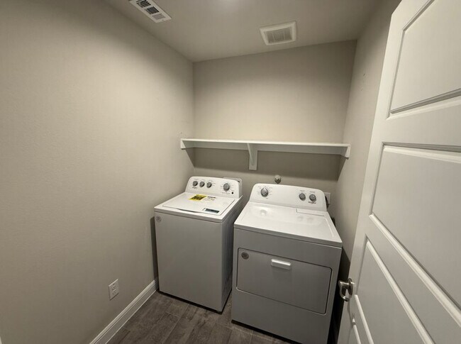 Building Photo - 701 Trinity Pk Trl