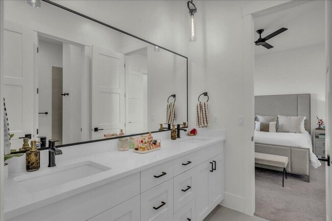 Building Photo - Beautiful 6-Bedroom, 5-Bathroom Home for R...