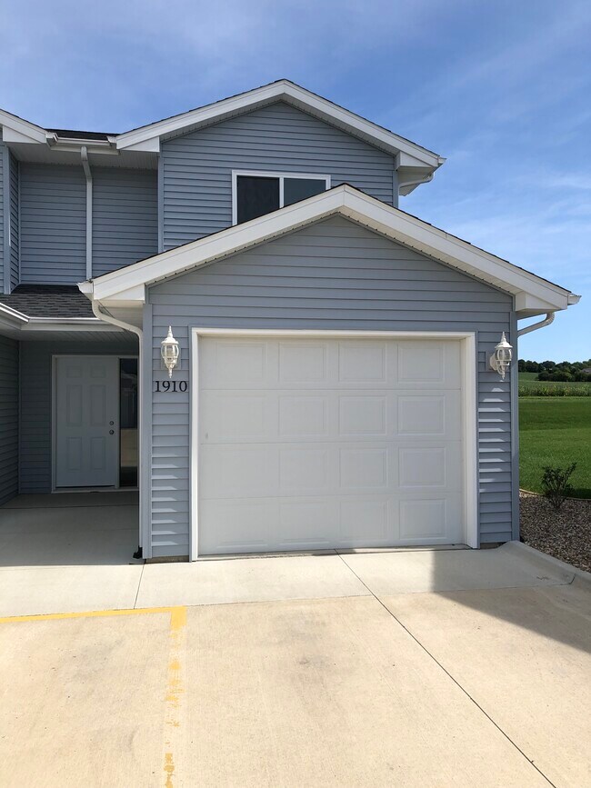 Entrance - 1902 Wrigley St