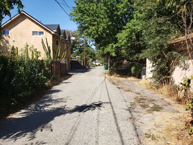 Building Photo - 1524 1/2 Citrus Ave