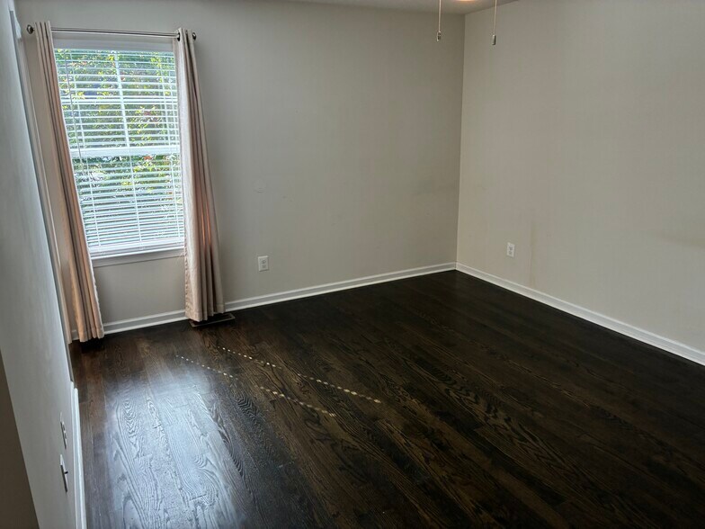 Building Photo - 605 Apple St