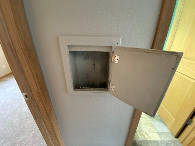 Building Photo - 4 Bedroom Townhome by Moorhead High School!