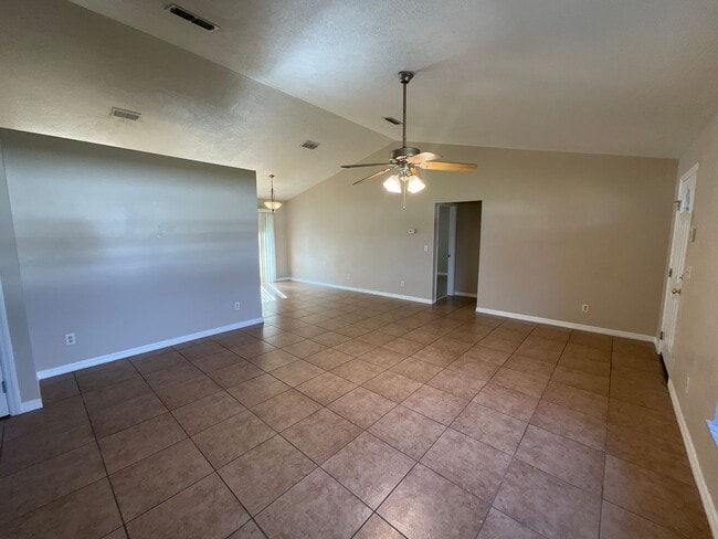 Building Photo - *** NOT AVAILABLE TO SHOW BEFORE MAY 15TH *** Great Location - SE Ocala Home 3/2/2 **Won't Last***