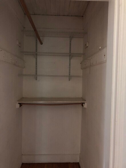 Building Photo - 98 Thorndike St