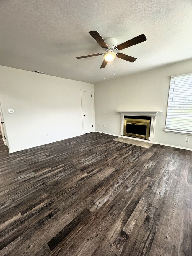 Building Photo - Move In Special!! 1/2 Off First Month's Rent!!