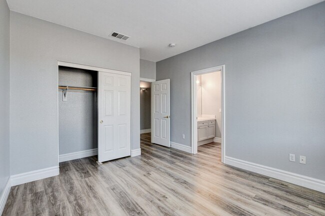 Building Photo - MASSIVE 5 BEDROOM, 2 STORY HOME IN DESIRABLE RHODES RANCH GOLF COURSE COMMUNITY!