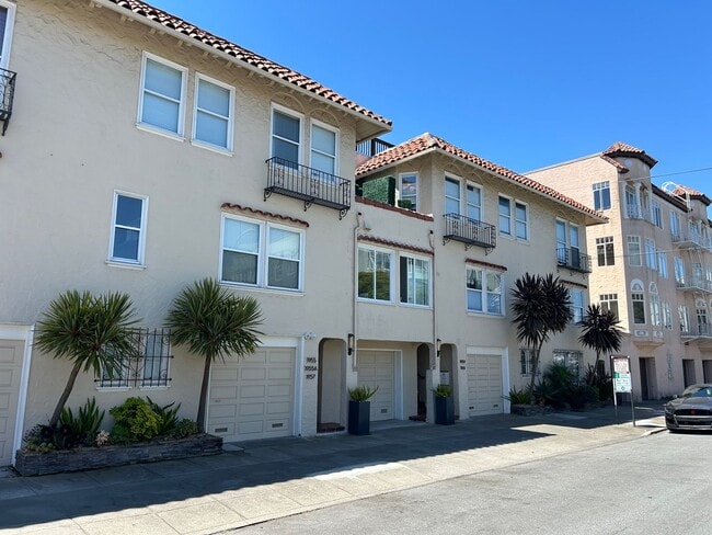 Building Photo - Charming Furnished Marina Studio