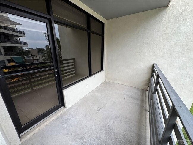 Building Photo - 17 Travis St