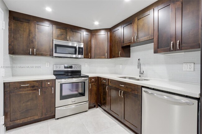 Building Photo - 500 Bayview Dr
