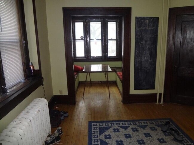 Building Photo - Huge 5 Bedroom Como House for Sept 2026!