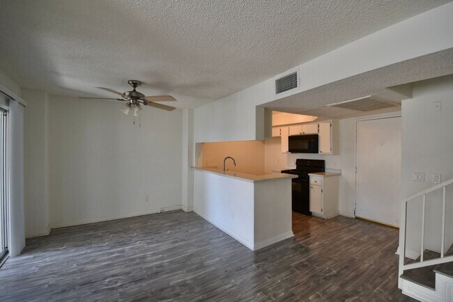 Interior Photo - 11030