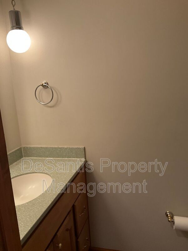 Building Photo - 471 Manordale Rd