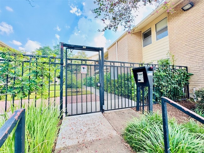 Building Photo - 3131 Cummins St