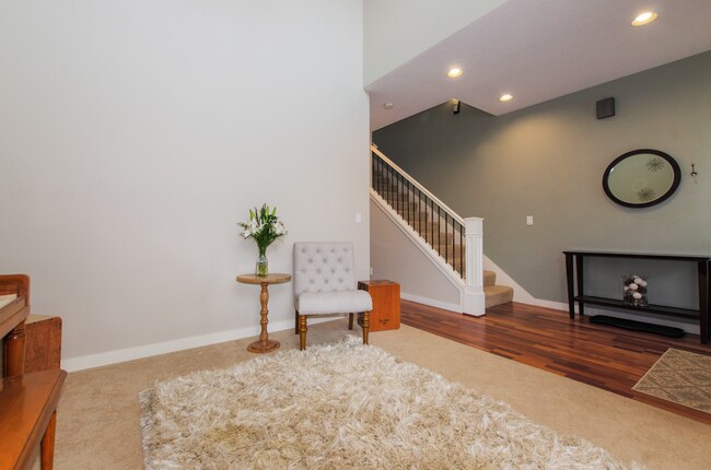 Building Photo - Large 3 bdrm / 2.5 bath with open floor pl...