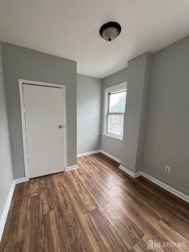 Building Photo - 498 Norwood St