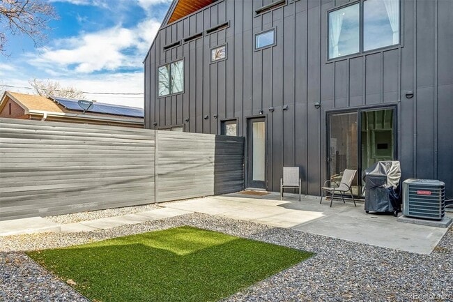 Building Photo - Contemporary Townhome in an Exceptional Su...