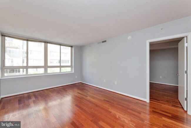 Building Photo - 355 I St SW