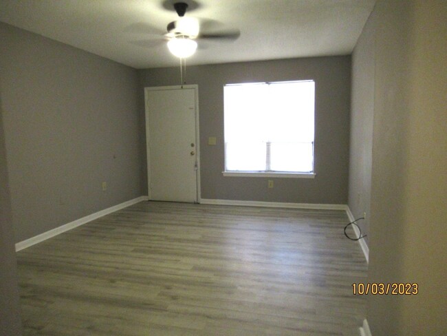 Building Photo - Willow Run- 2 bedroom/2 bath downstairs Ap...