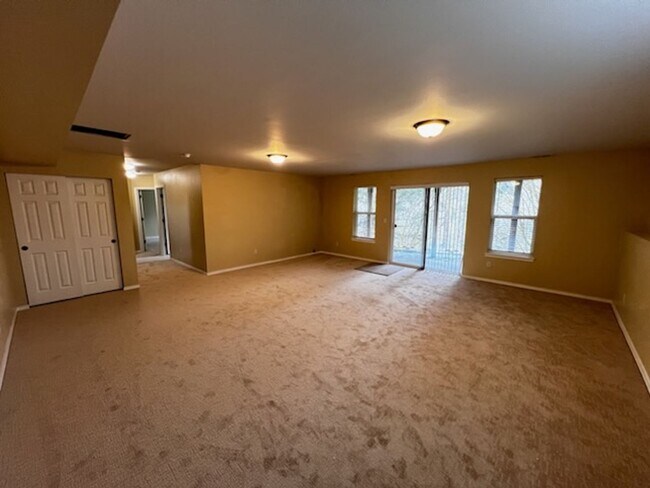 Building Photo - Elegant home in UP with primary bedroom suite on main level