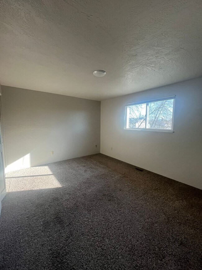Building Photo - 2-Bedroom 1 1/2-bathroom Townhouse Style Apartment