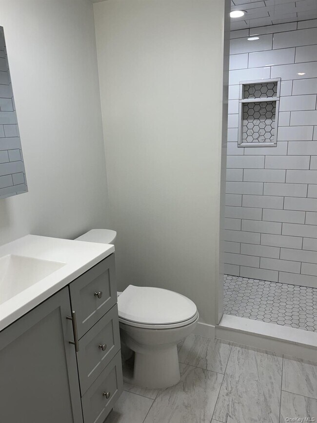 Building Photo - 15 Maple St