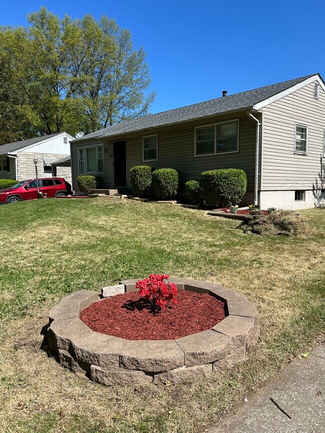 Building Photo - 937 Edgehill Dr