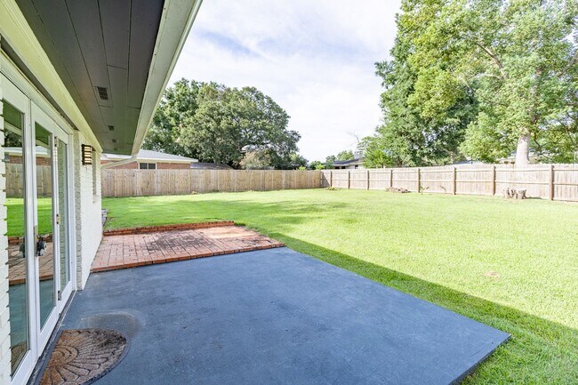 Building Photo - 559 Marsim Dr