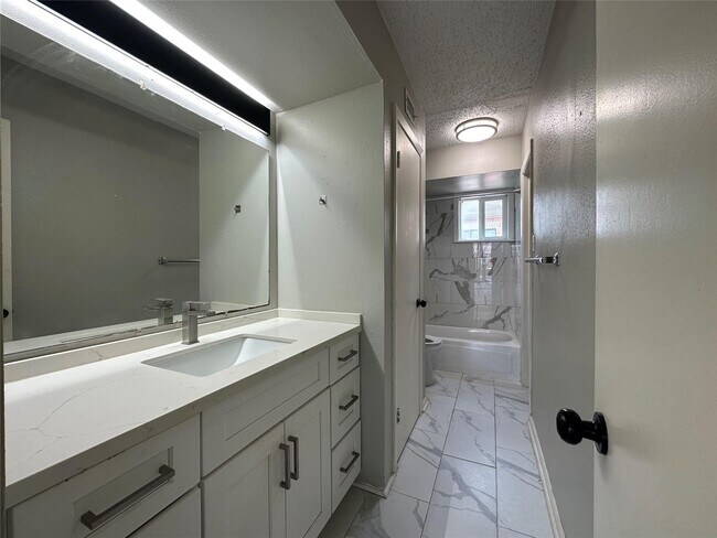 Building Photo - 9711 Linkmeadow Ln